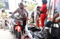 Petugas SPBU Mengisi BBM Pertamax Turun Harga Rp 300