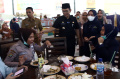 PJ Bupati Bekasi Makan di Kantin 