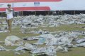 Warga Berfoto Usai Shalat Ied Didepan Tumpukan Sampah Kertas Koran
