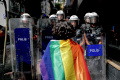 polisi-bubarkan-parade-pride-lgbt-di-istanbul-turki_20220627_094051.jpg