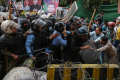 Polisi Pakistan Bentrok dengan Pendukung Imran Khan