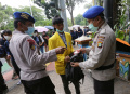 Polisi Periksa Peserta Demo 