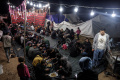 potret-buka-puasa-pertama-warga-gaza-di-tengah-perang_20240313_063502.jpg