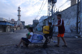 potret-ketabahan-warga-gaza-di-antara-gempuran-israel_20231017_190043.jpg