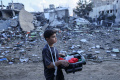 potret-ketabahan-warga-gaza-di-antara-gempuran-israel_20231017_190230.jpg