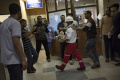 potret-penyelamatan-anak-anak-palestina-dari-serangan-israel_20231023_144220.jpg