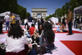 Potret Piknik Bersama Ribuan Orang di Champs-Elysees