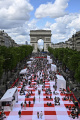 Potret Piknik Bersama Ribuan Orang di Champs-Elysees