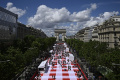 Potret Piknik Bersama Ribuan Orang di Champs-Elysees