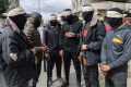 potret-pria-bertopeng-menjaga-ketertiban-rafah_20240307_071147.jpg