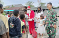 prajurit-kodim-1710mimika-bagikan-bingkisan-natal_20231222_221452.jpg