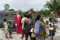 prajurit-kodim-1710mimika-bagikan-bingkisan-natal_20231222_221639.jpg