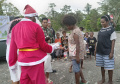 prajurit-kodim-1710mimika-bagikan-bingkisan-natal_20231222_221721.jpg