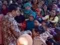 Presiden Jokowi Bagi-bagi Sembako di Kedoya