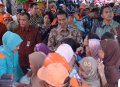 Presiden Jokowi Bagi-bagi Sembako di Kedoya