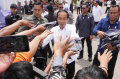 presiden-jokowi-bagikan-kaus-usai-resmikan-terminal_20240203_180427.jpg