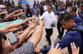 presiden-jokowi-bagikan-kaus-usai-resmikan-terminal_20240203_180635.jpg