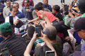 presiden-jokowi-bagikan-kaus-usai-resmikan-terminal_20240203_180757.jpg