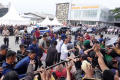 presiden-jokowi-bagikan-kaus-usai-resmikan-terminal_20240203_180847.jpg