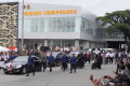 presiden-jokowi-bagikan-kaus-usai-resmikan-terminal_20240203_181002.jpg