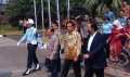 Presiden Jokowi dan JK Menuju Pesawat Kepresidenan