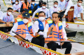 Presiden Jokowi Dayung Perahu Naga di Bendungan Ladongi
