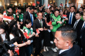 presiden-jokowi-disambut-wni-dan-mitra-driver-gojek-di-vietnam_20240114_221352.jpg