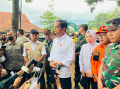 Presiden Jokowi Meninjau Langsung Lokasi Gempa Bumi Cianjur