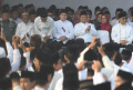 presiden-jokowi-pimpin-apel-hari-santri-2023-di-tugu-pahlawan-su_20231023_103746.jpg