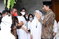 presiden-jokowi-takziah-ke-rumah-duka-almarhum-pakdenya_20220228_183946.jpg