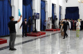 Pria Acungkan Map Masuk ke Tempat Pelantikan Wali Kota Bandung