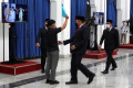 Pria Acungkan Map Masuk ke Tempat Pelantikan Wali Kota Bandung