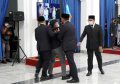 Pria Acungkan Map Masuk ke Tempat Pelantikan Wali Kota Bandung