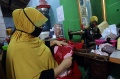 Produksi Celemek Masak Berbahan Tas Bansos Covid-19