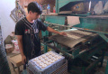 produksi-kerupuk-blek-di-pabrik-jaya-putra_20220726_184001.jpg