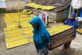 Produksi Kerupuk Mie Pak Anan di Banjaran Bandung