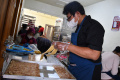 produksi-kue-kering-jelang-lebaran-di-malang_20240322_143736.jpg