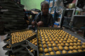 Produksi Kue Kering Jelang Lebaran