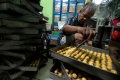 Produksi Kue Kering Jelang Lebaran