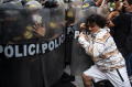 protes-kenaikan-harga-demonstran-bentrok-dengan-polisi-di-peru_20220406_142003.jpg