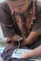 Pujiono Penyadang Difabel Membuat Kerajinan Limbah Koran