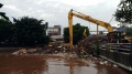 Puluhan Ribu Kubik Sampah Tersangkut di Jembatan Kampung Melayu