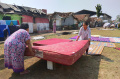 puluhan-rumah-di-desa-bojong-malaka-rusak-disapu-angin-kencang_20231023_202139.jpg