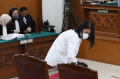 putri-candrawathi-jalani-sidang-tuntutan_20230118_130639.jpg