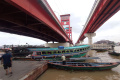 ragam-aktivitas-angkutan-sungai-di-bawah-jembatan-ampera_20231211_225337.jpg