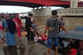 Ragam Aktivitas Angkutan Sungai di Bawah Jembatan Ampera