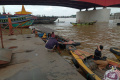 Ragam Aktivitas Angkutan Sungai di Bawah Jembatan Ampera