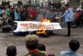 ratusan-mahasiswa-bandung-kembali-geruduk-dprd-jabar_20220916_203455.jpg