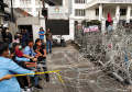 ratusan-mahasiswa-bandung-kembali-geruduk-dprd-jabar_20220916_204143.jpg