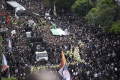 ratusan-ribu-orang-banjiri-jalanan-saat-pemakaman-presiden-iran_20240524_070218.jpg